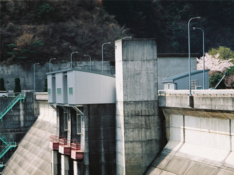 魚切ダムゲート巻き上げ機上屋